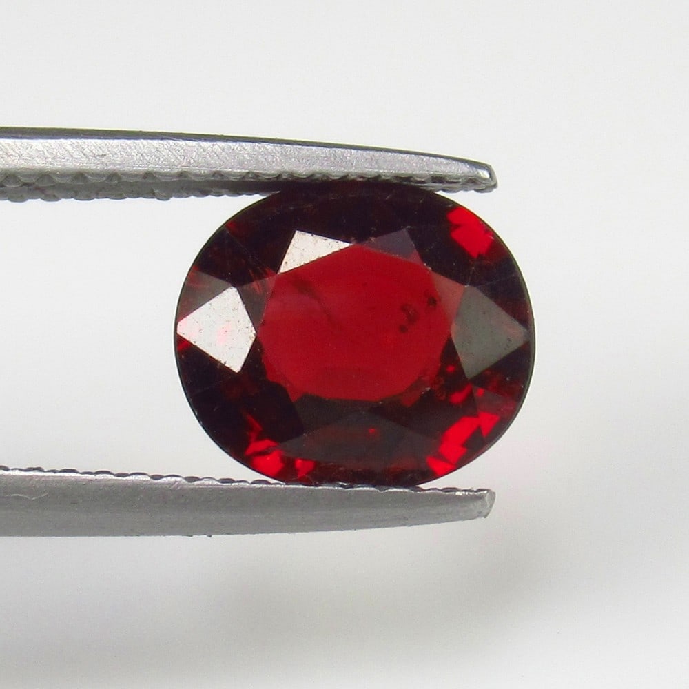 Natural Rhodolite Garnet - 2.76 Ct: No Reserve! Title: Natural Rhodolite Garnet - 2.76 Ct Origin: Mozambique Weight:2.76 Size/Dimnseions: 9.0 x 8.0 x 4.2 mm Shipping: Domestic: Flat-rate of $7.00 to anywhere within the contiguous U