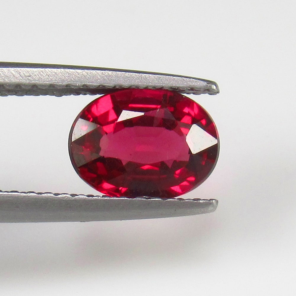Natural Rhodolite Garnet - 1.62 Ct: No Reserve! Title: Natural Rhodolite Garnet - 1.62 Ct Origin:Mozambique Weight:1.62 Size/Dimensions:8.0 x 6.0 x 4.0 mm Description:Pieces : 1 No's / Shape : Oval Cut / Color : Purplish Pink / Clarity 