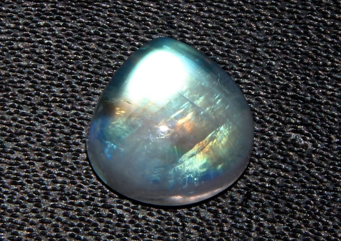 Fabulous " Natural Rainbow Moonstone " 3.06 Cts Natural Rainbow Moonstone: No Reserve! Title: Fabulous " Natural Rainbow Moonstone " 3.06 Cts Natural Rainbow Moonstone Description: Gemstone : Natural Rainbow Moonstone Shape : Pear Cabochan Weight : 3.06 carats Measurements :