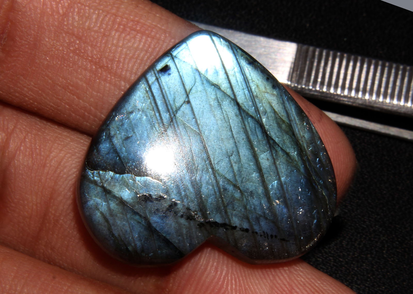 Delightful " Natural Labradorite " 42.25 Cts Natural Labradorite: No Reserve! Title: Delightful " Natural Labradorite " 42.25 Cts Natural Labradorite Additional Info: Gemstone : Natural Labradorite Shape : Heart Shape Cabochan Weight : 42.25 carats Measurements : 39
