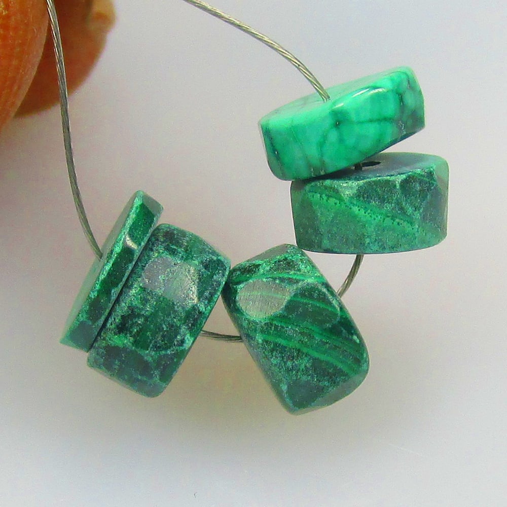 9.77 Ctw Natural Malachite Round Beads: No Reserve! Title: 9.77 Ctw Natural Malachite Round Beads Stone Clarity: Opaque Gemstone:Natural Malachite Beads Carat Weights: 9.77 Size/Dimensions: 6.90 - 7.10 mm / 5 Pc's Additional Info:Excellent