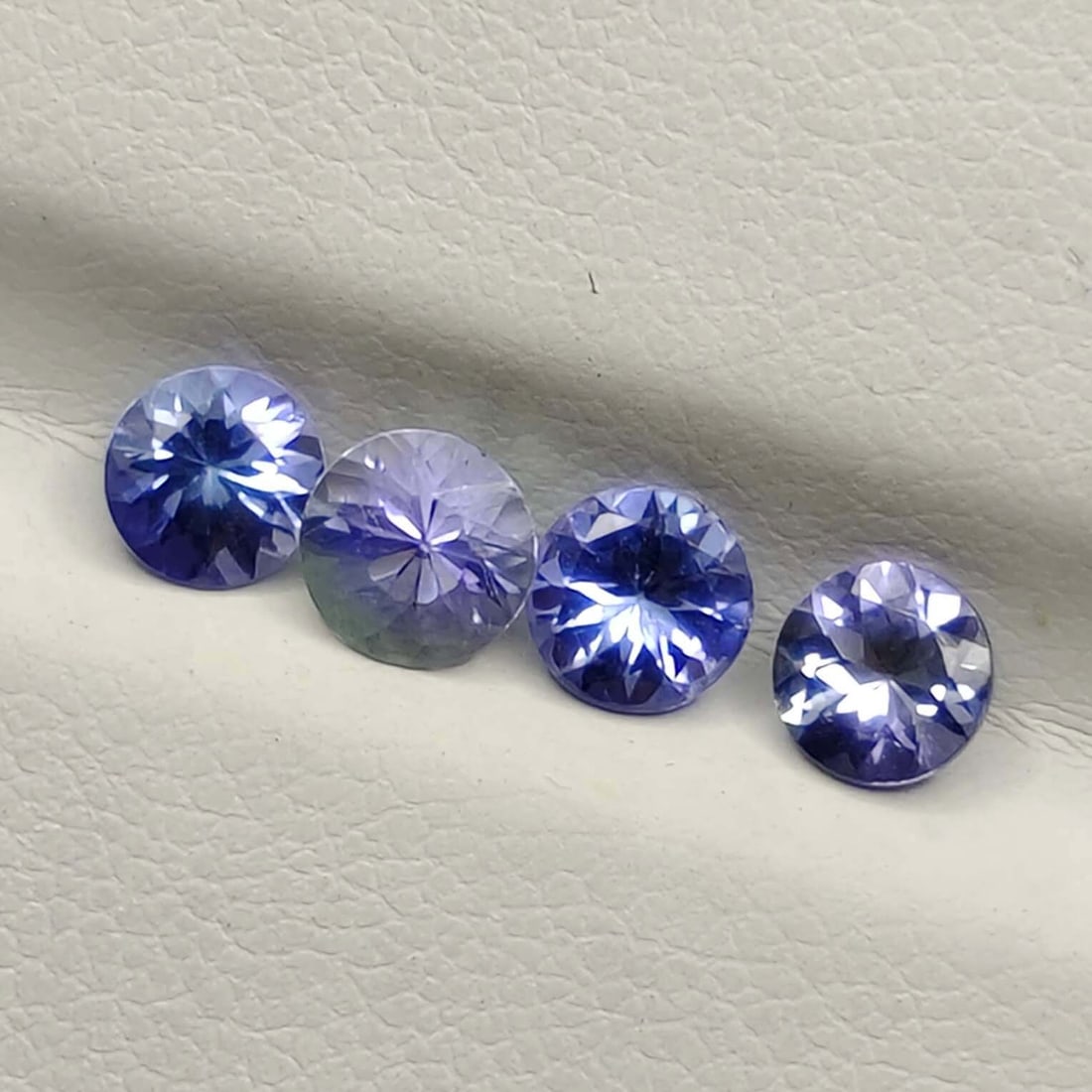 1.50 Ct "Flawless" Natural Tanzanite Lot: No Reserve! Title: 1.50 Ct "Flawless" Natural Tanzanite Lot Description: Gemstones: Natural Tanzanite Carat Weights: 1.50 ct Size/Dimensions: 4.5 mm Origin : Tanzania Materials &Techniques:Tanzanite S