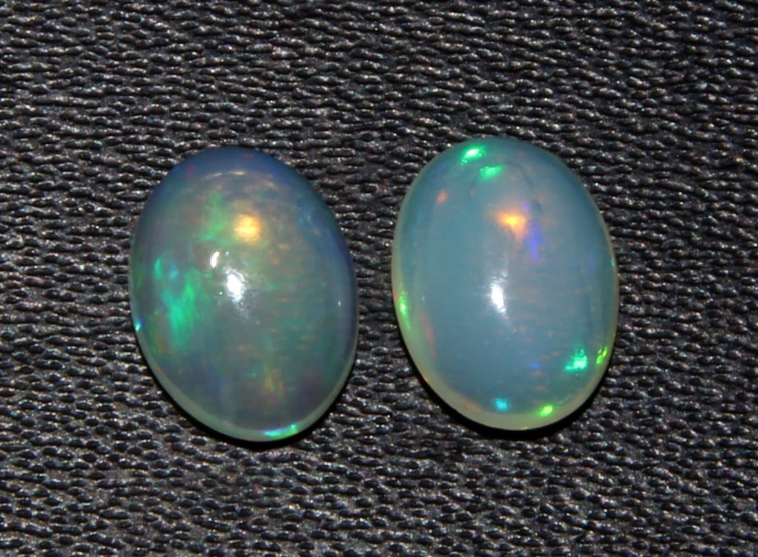 Marvellous " Fire Ethiopian Opal " 1.33 Cts Natural Ethiopian Opal Pair: No Reserve! Title: Marvellous " Fire Ethiopian Opal " 1.33 Cts Natural Ethiopian Opal Pair Description: Gemstone : Natural Ethiopian Opal Shape and cut : Oval Cabochon Weight : 1.33 Carats Measurement