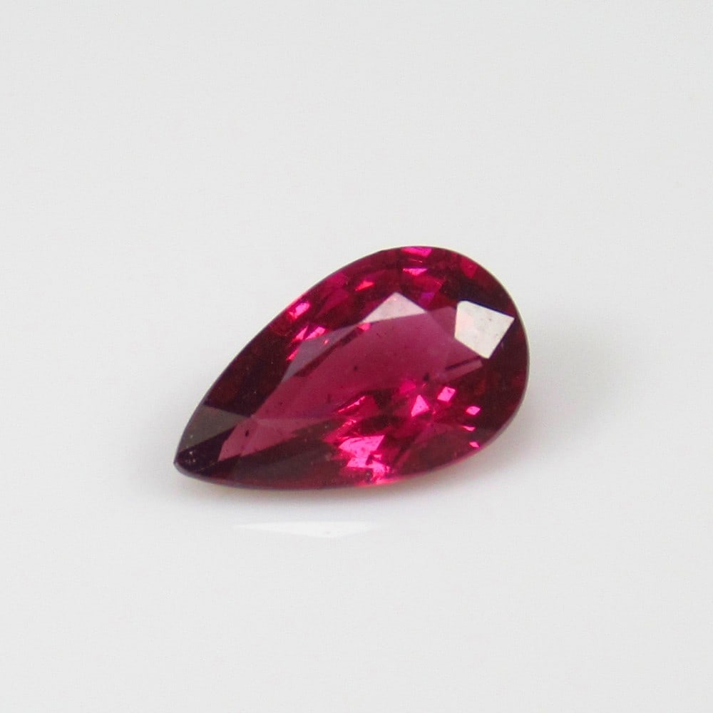 Natural Rose Garnet - 1.52 Ct: No Reserve! Title: Natural Rose Garnet - 1.52 Ct Origin: Mozambique Weight:1.52 Size/Dimnseions: 9.6 x 5.8 x 3.7 mm Shipping: Domestic: Flat-rate of $7.00 to anywhere within the contiguous U.S. I