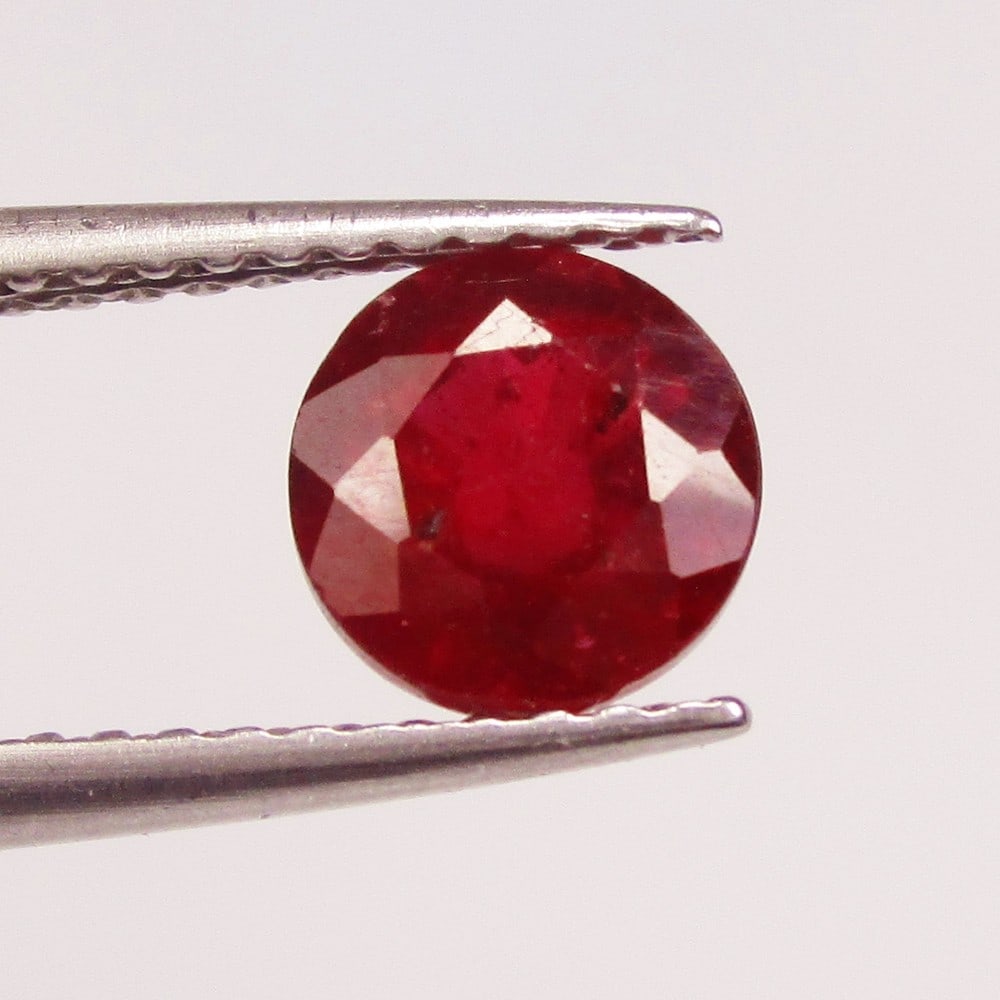 1.43 Ctw Natural Rhodolite Garnet Round Cut: No Reserve! Title: 1.43 Ctw Natural Rhodolite Garnet Round Cut Stone Clarity: VVS Gemstone:Natural Rhodolite Garnet Carat Weights: 1.43 Size/Dimensions: 6.00 x 6.00 x 4.10 mm Additional Info:Purplish 