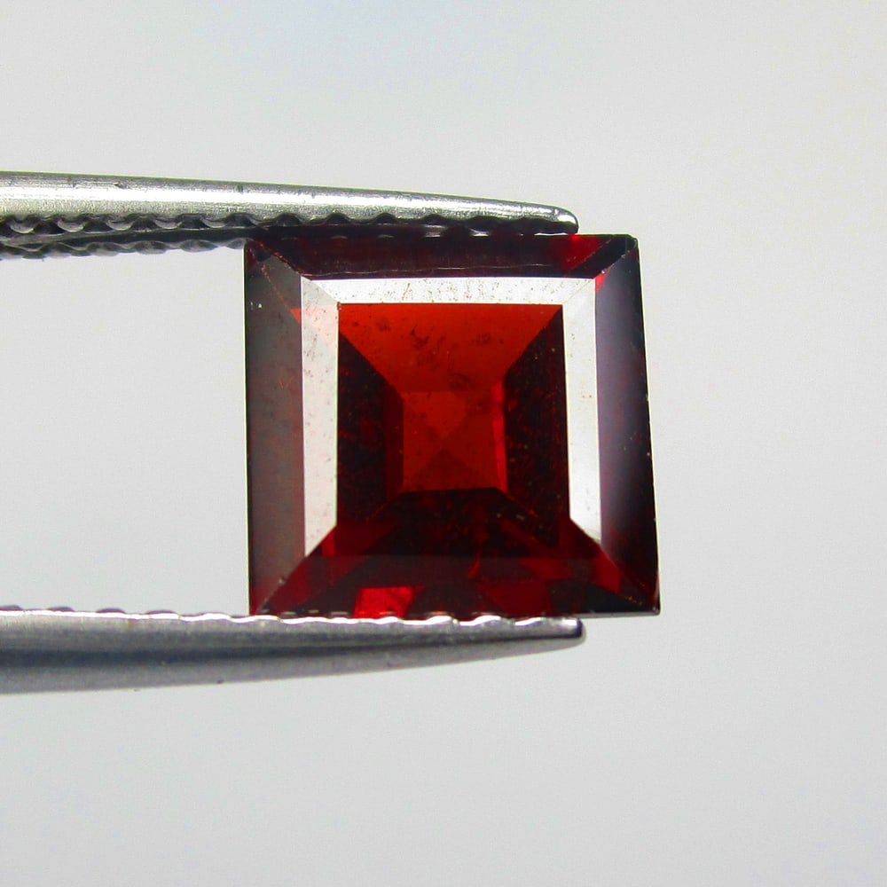 1.98 Ctw Natural Rhodolite Garnet Square Cut: No Reserve! Title: 1.98 Ctw Natural Rhodolite Garnet Square Cut Stone Clarity: VVS Gemstone:Natural Rhodolite Garnet Carat Weights: 1.98 Size/Dimensions: 7.10 x 7.00 x 3.90 mm Additional Info:Purplish