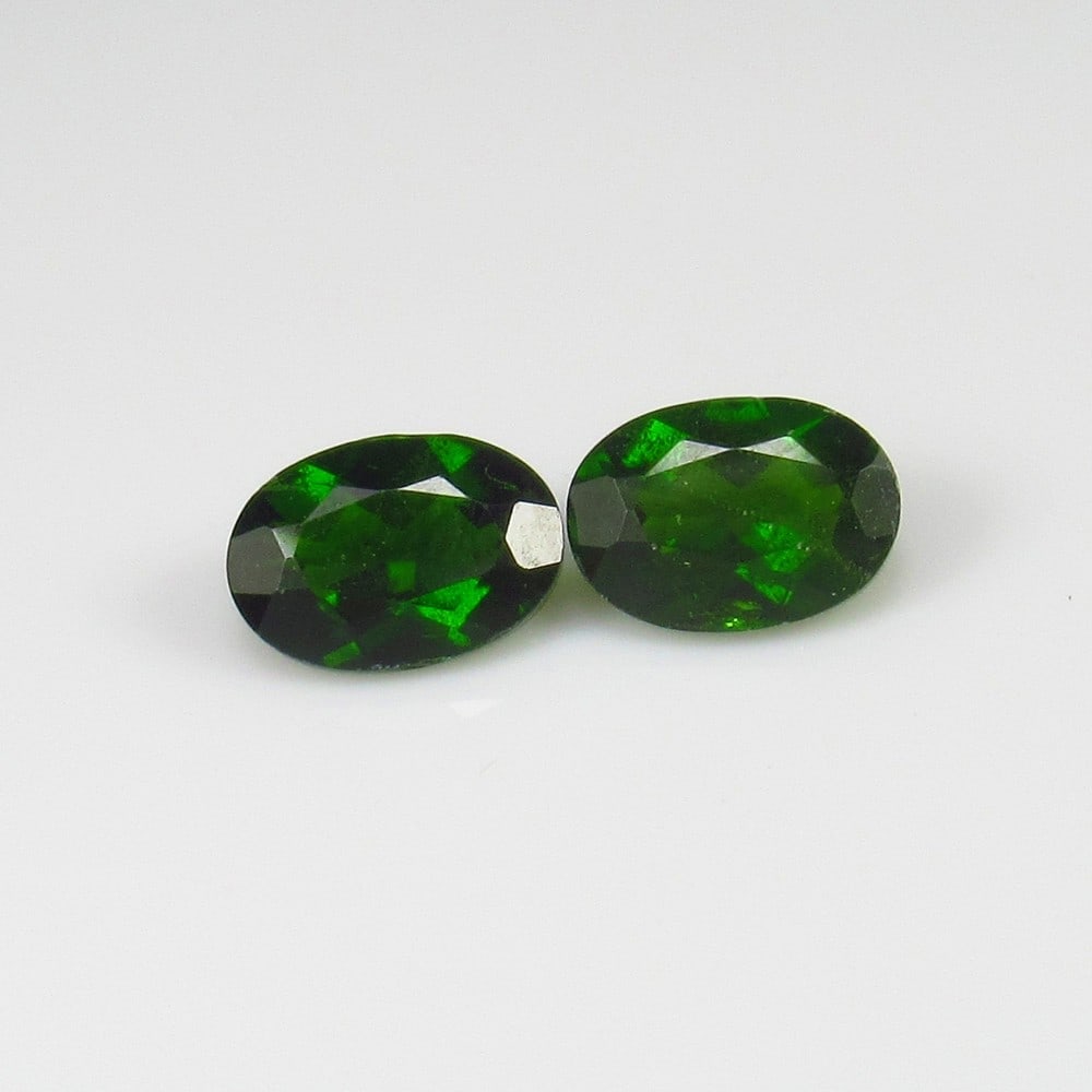 Natural Chrome Diopside Pair - 1.89 Ct: No Reserve! Title: Natural Chrome Diopside Pair - 1.89 Ct Origin: Russia Weight:1.89 Size/Dimnseions: 7.0 x 5.0 x 3.5 mm Shipping: Domestic: Flat-rate of $7.00 to anywhere within the contiguous U