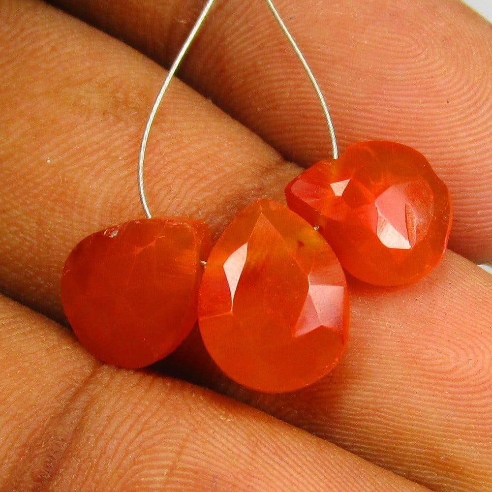 6.55 Ctw Natural 3 Drilled Orange Carnelian Pear Beads: No Reserve! Title: 6.55 Ctw Natural 3 Drilled Orange Carnelian Pear Beads Stone Clarity: Semi-Transparent Gemstone:Natural Carnelian Beads Carat Weights: 6.55 Size/Dimensions: 10.0x3.8 - 10.7x4.1 mm /