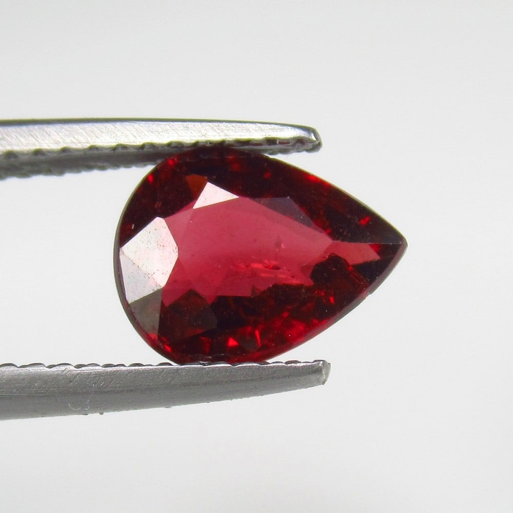 Natural Rhodolite Garnet - 2.14 Ct: No Reserve! Title: Natural Rhodolite Garnet - 2.14 Ct Origin: Mozambique Weight:2.14 Size/Dimnseions: 9.2 x 7.2 x 4.0 mm Shipping: Domestic: Flat-rate of $7.00 to anywhere within the contiguous U