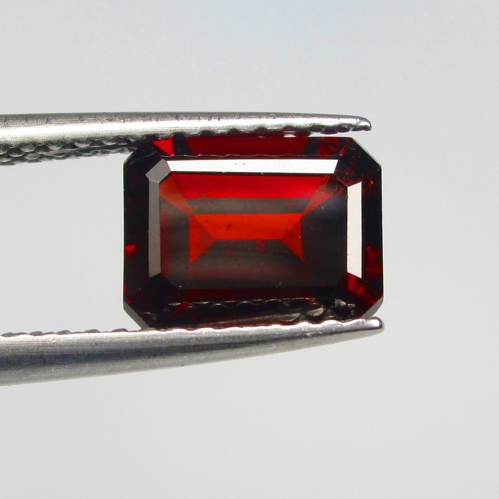 2.02 Ctw Natural Rhodolite Garnet Octagon Cut: No Reserve! Title: 2.02 Ctw Natural Rhodolite Garnet Octagon Cut Stone Clarity: VVS Gemstone:Natural Rhodolite Garnet Carat Weights: 2.02 Size/Dimensions: 8.00 x 6.10 x 4.00 mm Additional Info:Purplis