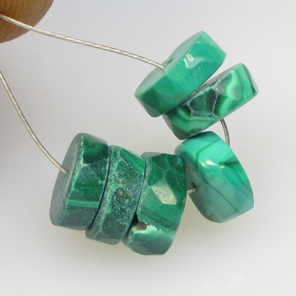 10.59 Ctw Natural 6 Green Malachite Round Beads: No Reserve! Title: 10.59 Ctw Natural 6 Green Malachite Round Beads Stone Clarity: Opaque Gemstone:Natural Malachite Beads Carat Weights: 10.59 Size/Dimensions: 7.00 - 7.30 mm / 6 Pc's Additional Info: