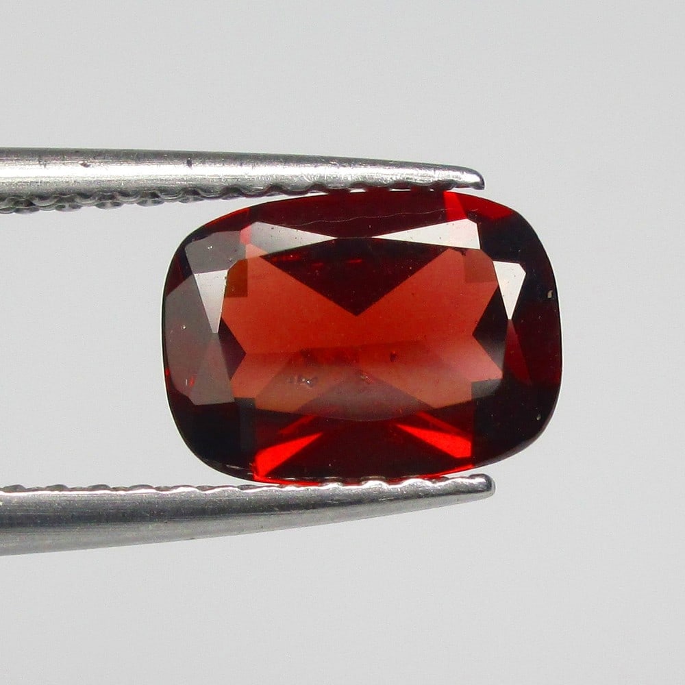 1.42 Ctw Natural Rhodolite Garnet Cushion Cut: No Reserve! Title: 1.42 Ctw Natural Rhodolite Garnet Cushion Cut Stone Clarity: VVS Gemstone:Natural Rhodolite Garnet Carat Weights: 1.42 Size/Dimensions: 8.10 x 6.00 x 3.20 mm Additional Info:Purplis