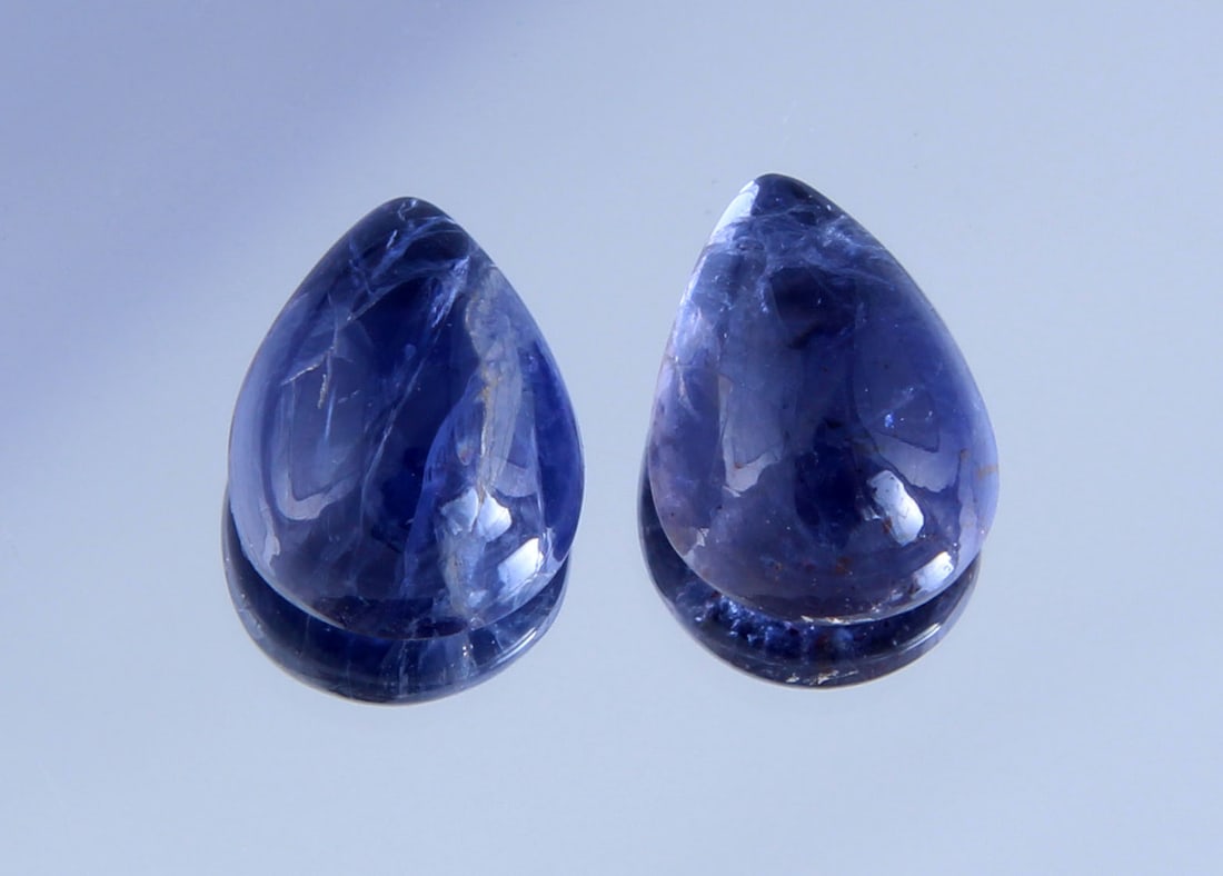 Lovely " Natural Iolite Violet " 2.42 Cts Natural Iolite Lot: No Reserve! Title: Lovely " Natural Iolite Violet " 2.42 Cts Natural Iolite Lot Additional Info: Gemstone : Natural Iolite Shape and Cut : Pear Cabochan Weight : 2.42 carats Measurements : 8.50x6.24x3