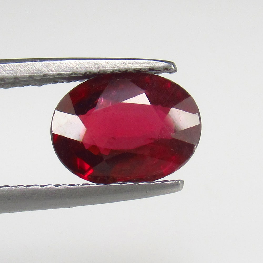 Natural Rhodolite Garnet - 2.06 Ct: No Reserve! Title: Natural Rhodolite Garnet - 2.06 Ct Origin:Mozambique Weight:2.06 Size/Dimensions:9.2 x 7.2 x 3.7 mm Description:Pieces : 1 No's / Shape : Oval Cut / Color : Purplish Pink / Clarity 