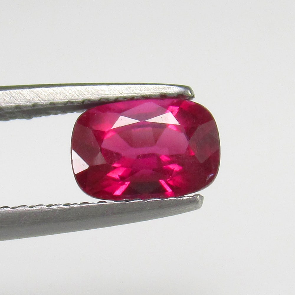 Natural Rose Garnet - 1.29 Ct: No Reserve! Title: Natural Rose Garnet - 1.29 Ct Origin:Mozambique Weight:1.29 Size/Dimensions:7.6 x 5.0 x 3.8 mm Description:Pieces : 1 No's / Shape : Cushion Cut / Color : Rose / Clarity : Transpare