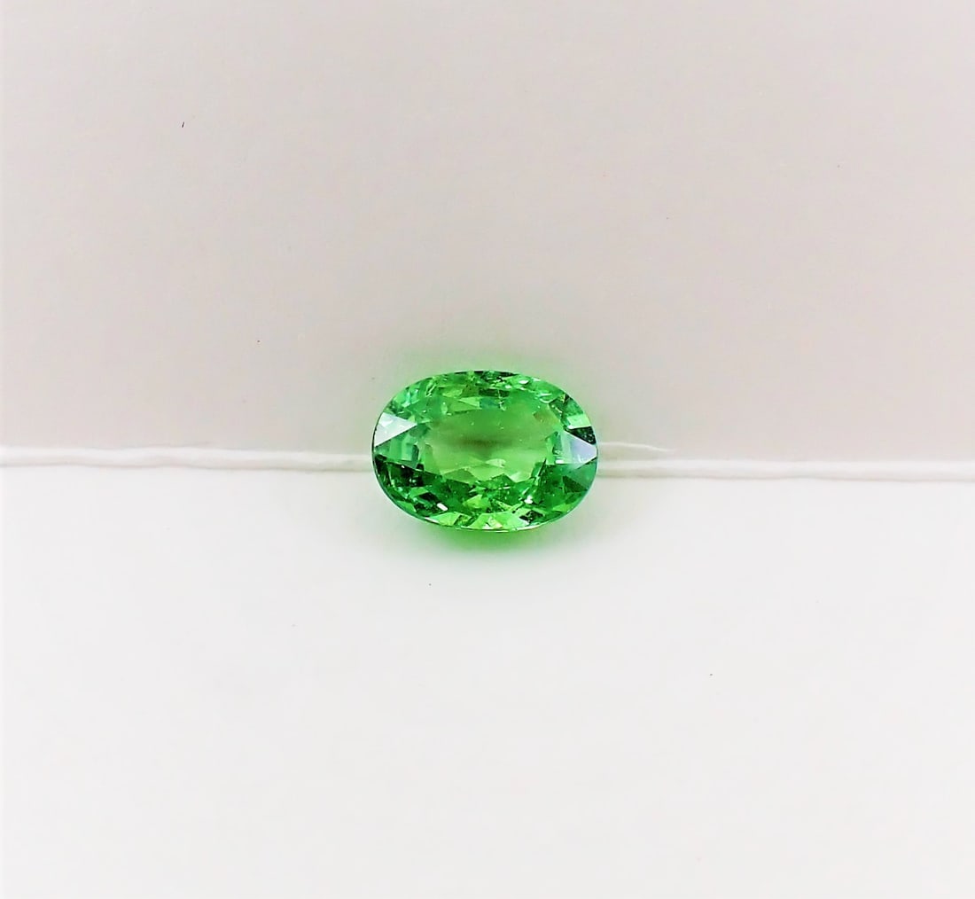 Tsavorite Garnet Certified- 1.25 ct: Title: Tsavorite Garnet Certified- 1.25 ct Metal Purity: Natural, Certified Gemstone:Tsavorite Carat Weights: 1.25 ct Size/Dimensions: 7.44 x 5.44 x 3.57 mm Additional Info:Natural Certified Faceted T