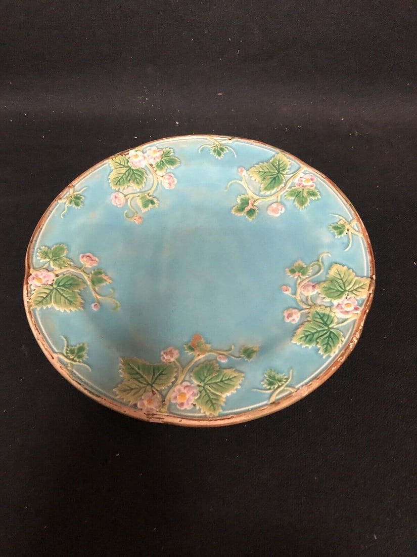 George Jones Majolica Plate: It measures 8 1/4” and has the jones mottling and bare spot with the stock number. It has a chip on the front and paint wear on the rim. Otherwise it has no other issues Shipping: Domestic: Flat