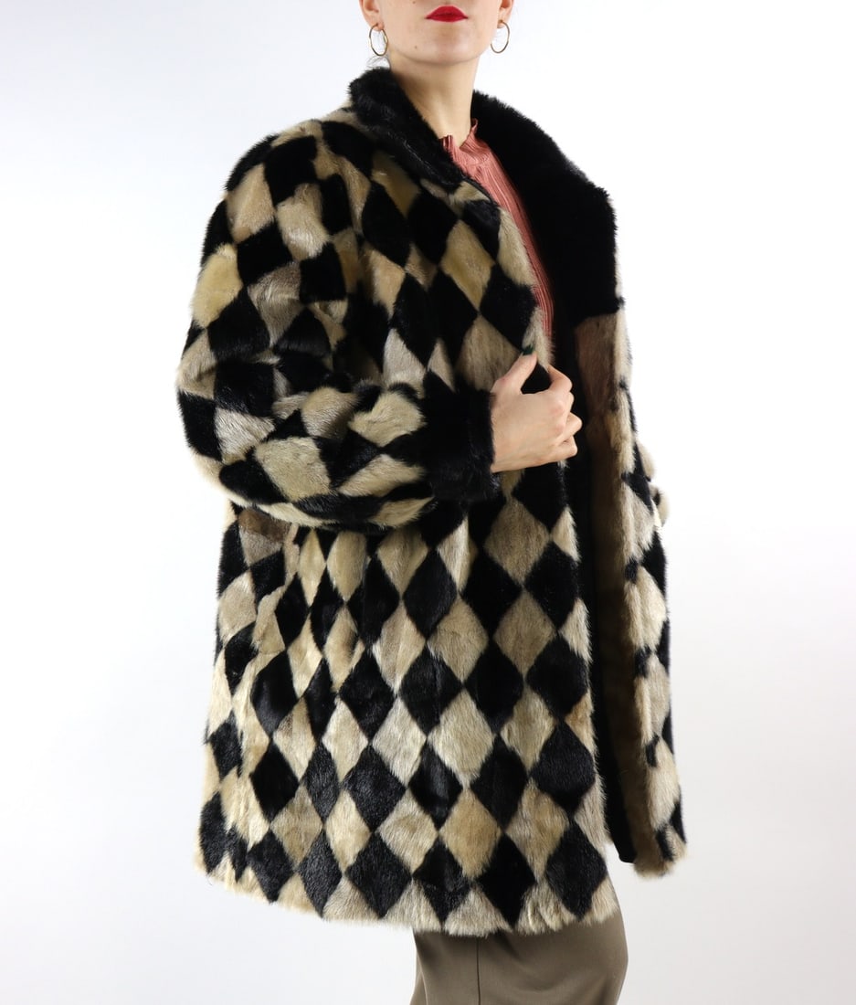 VINTAGE BLACK & SILVER GOLD SEAL FUR COAT EU: XL; US: 22: Title: VINTAGE BLACK & SILVER GOLD SEAL FUR COAT EU: XL; US: 22 Dimension: Aproximate size- EU: XL; US: 22 : Important details: Length: 90cm/35.43in --Shoulders width:50cm/19.7in --Sleeve Length:64cm/