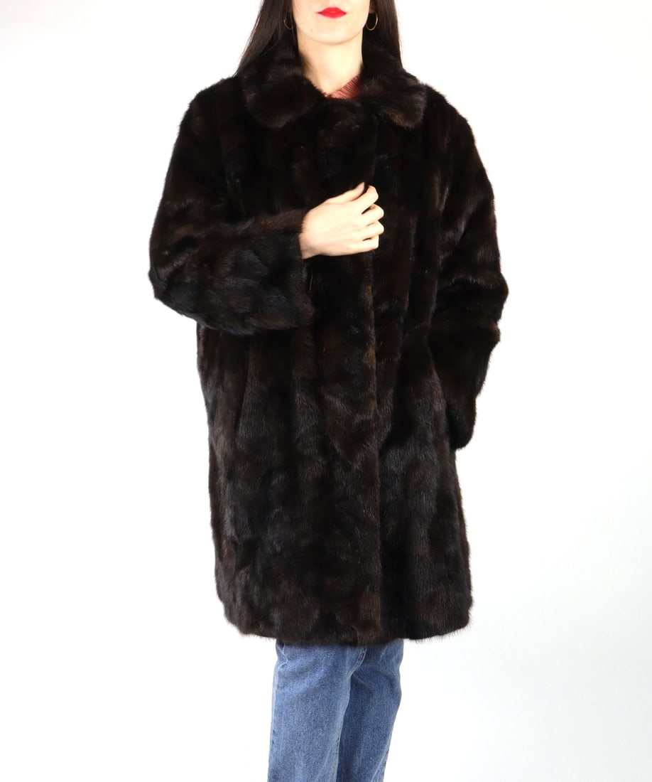 BROWN MAHOGANY FUR JACKET EU: XL ; US: 20: Title: BROWN MAHOGANY FUR JACKET EU: XL ; US: 20 Dimension: Aproximate size- EU: XL; US: 20 : Important details: Length: 90cm/35.43in -Shoulders width:48cm/18.9in -Sleeve Length:60cm/23.62in -Bust siz