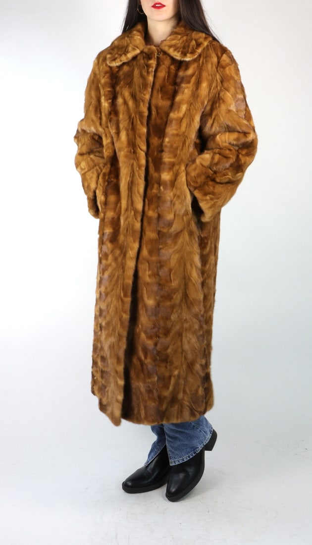 GOLDEN MINK FUR COAT EU: L ; US: 16: Title: GOLDEN MINK FUR COAT EU: L ; US: 16 Dimension: Approximate size- EU: L; US: 16 : Important details: Length: 117cm/46.06in -Shoulders width:46cm/18.11in -Sleeve Length:62cm/24.41in -Bust size (
