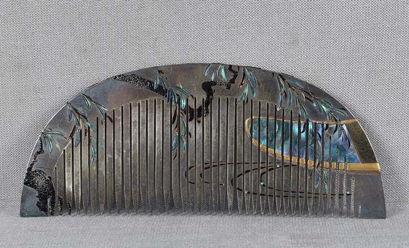 19c Japanese lacquer SOLID SILVER KUSHI hair COMB boat & willow: Very unusual late Meiji period (1890s to 1912) Japanese solid silver kushi (hair comb) with lacquer and mother of pearl decoration of a boat under a weeping willow tree, design continuing onto the bac