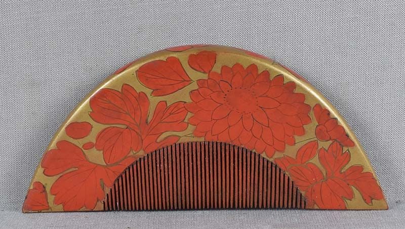19c Japanese lacquer wood KUSHI hair COMB chrysanthemums: Late Meiji period (1890s to 1912) Japanese wooden kushi (hair comb) with red and gold lacquer decoration of flowering chrysanthemums with leaves, design continuing onto the back. Beautifully made out 