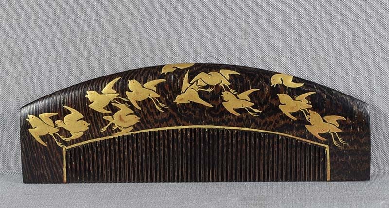 19c Japanese lacquer wenge wood KUSHI hair COMB birds in flight: Late Meiji period (1890s to 1912) Japanese wooden kushi (hair comb) with gold lacquer decoration of a flock of chodori (plovers) in flight, design continuing onto the back. Beautifully made out of wen