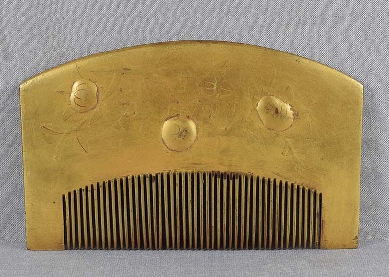 19c Japanese lacquer wood KUSHI hair COMB persimmons: Late Meiji period (1890s to 1912) Japanese wooden kushi (hair comb) with gold lacquer decoration of ripe persimmons on branches, design continuing onto the back. Beautifully made, very good lacquering