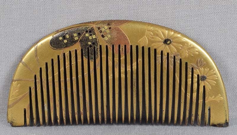 19c Japanese lacquer buffalo horn KUSHI hair comb: Late Meiji period (1890s 1912) Japanese buffalo horn kushi (hair comb) with gold lacquered decoration of flowers with leaves and fine tiny black and gold inlaid square pieces, design continuing on the