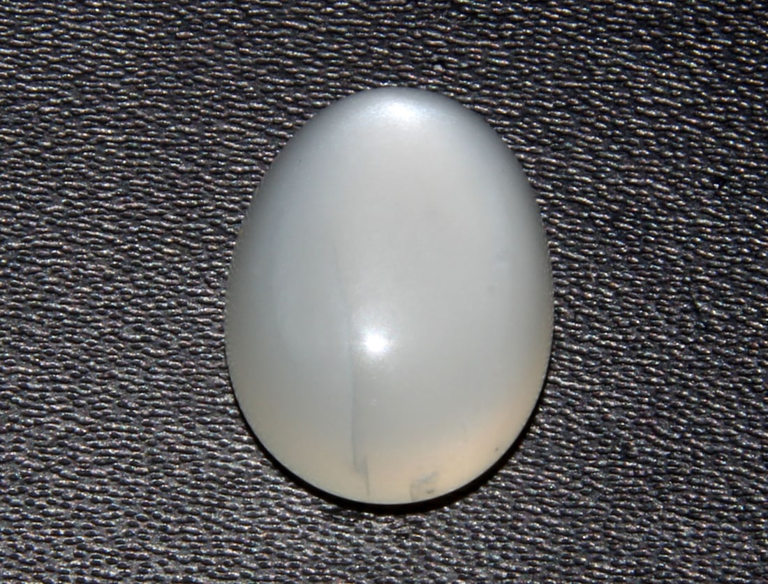 Marvellous " Natural Moonstone " 9.48 Cts Natural Moonstone: No Reserve! Title: Marvellous " Natural Moonstone " 9.48 Cts Natural Moonstone Additional Info: Gemstone : Natural Moonstone Shape : Oval, Cabochan Weight : 9.48 carats Measurements : 14.36x11.20x7.31