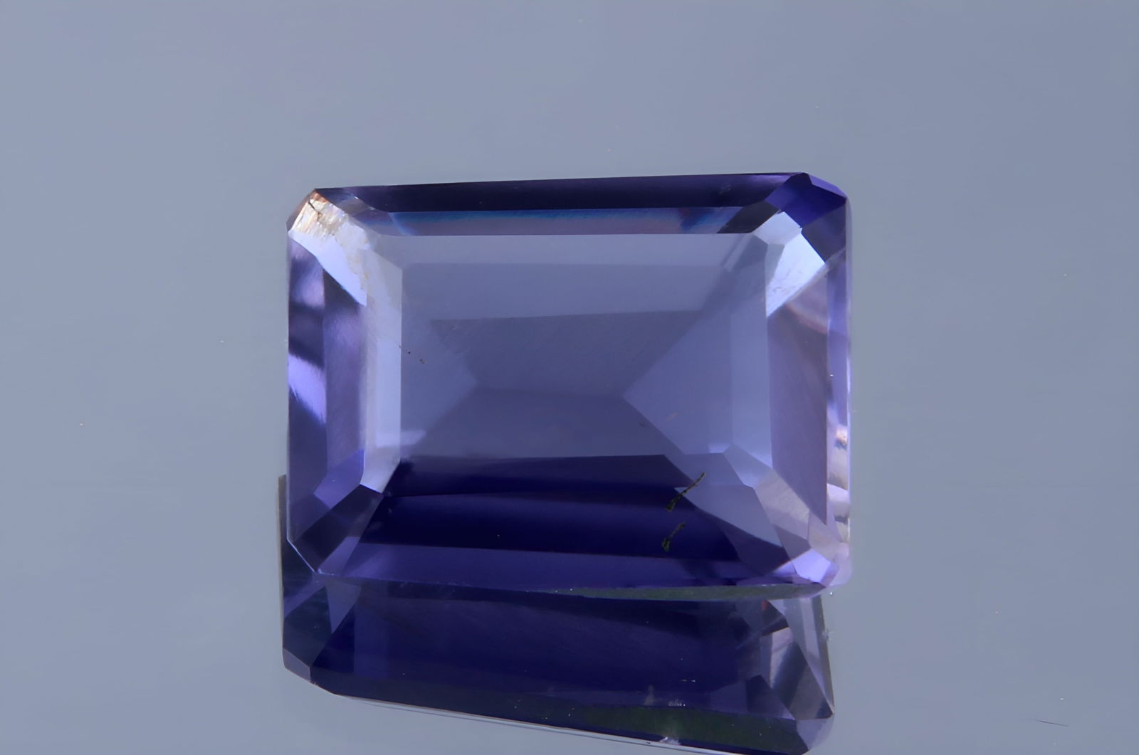 Beautiful " Natural Iolite Violet " 2.39 Cts Natural Iolite (1 of 5)