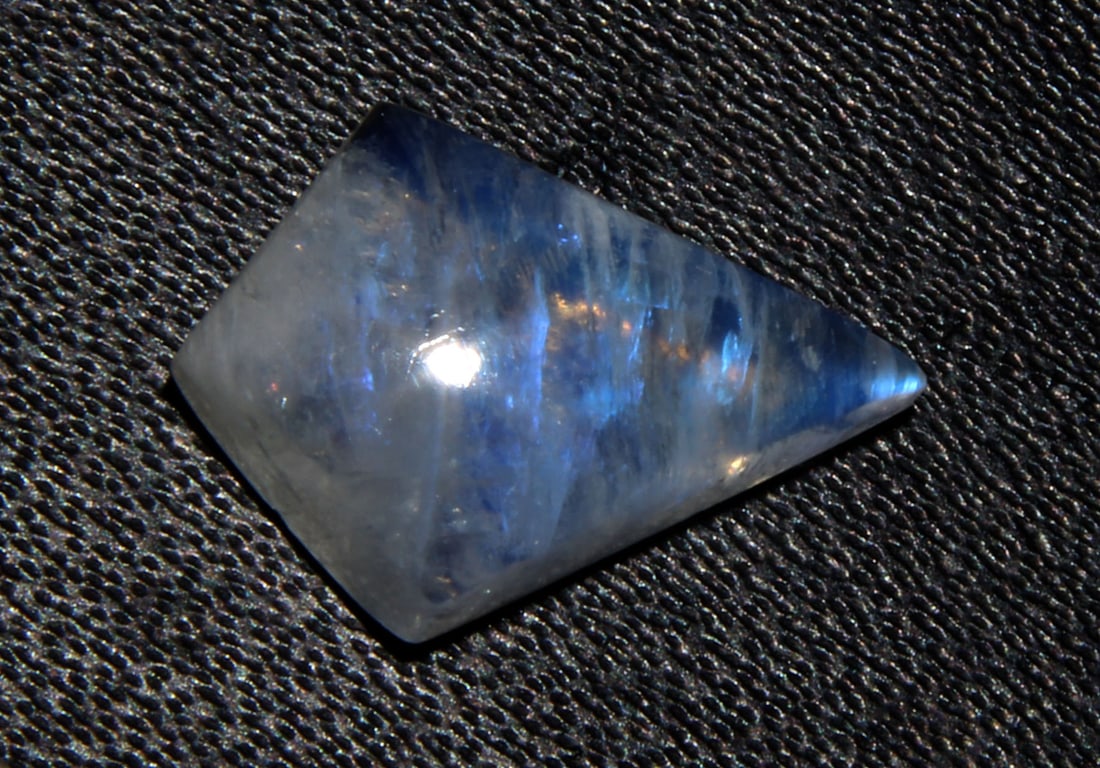 Marvellous " Natural Rainbow Moonstone " 3.77 Cts Natural Rainbow Moonstone: No Reserve! Title: Marvellous " Natural Rainbow Moonstone " 3.77 Cts Natural Rainbow Moonstone Additional Info: Gemstone : Natural Rainbow Moonstone Shape : Coffin Cabochan Weight : 3.77 carats Measur