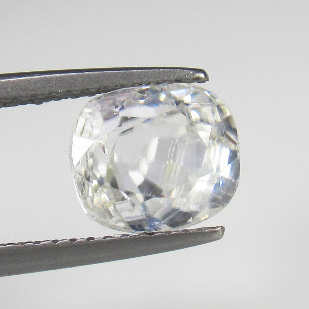 Natural White Zircon - 3.90 Ct: No Reserve! Title: Natural White Zircon - 3.90 Ct Origin: Combodia Weight:3.9 Size/Dimensions: 8.5 x 7.5 x 5.0 mm Description: Pieces : 1 No's / Shape : Cushion Cut / Color : White / Clarity : VVS - T