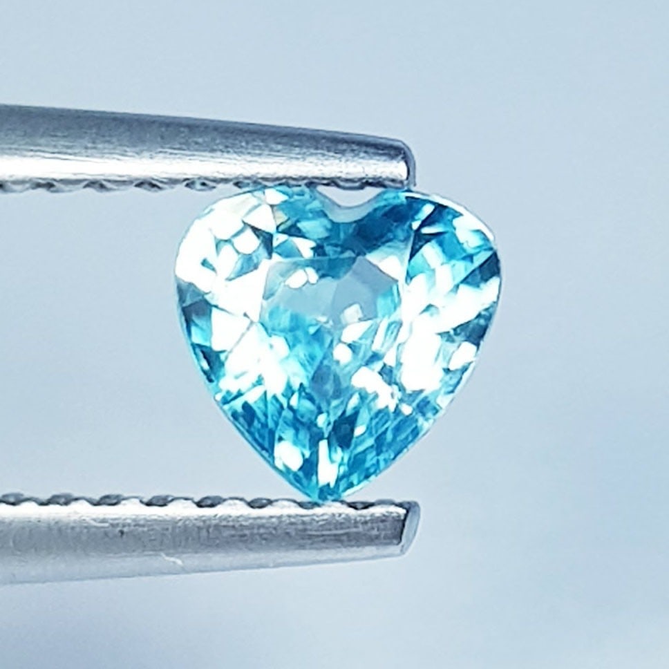 0.84 Ctz Top Grade Dazling Blue Natural Zircon: No Reserve! Title: 0.84 Ctz Top Grade Dazling Blue Natural Zircon Color/Clarity: Zircon Gemstone: Blue / VVS Carat Weights: 0.84 Size: 5.30 x 5.20 x 3.20 Additional Information: Heart Shape / Cambodia
