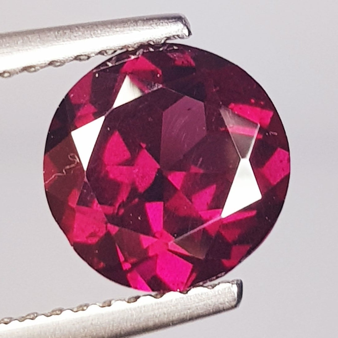 2.47 ctz" Beautiful Purple Pink Gem" Natural Rhodolite Garnet: No Reserve! Title: 2.47 ctz" Beautiful Purple Pink Gem" Natural Rhodolite Garnet Color/Clarity: Purple Pink / IF-VVS Gemstone: Rhodolite Garnet Carat Weights: 2.47 Size: 8.00 x 8.00 x 4.70 Additional 