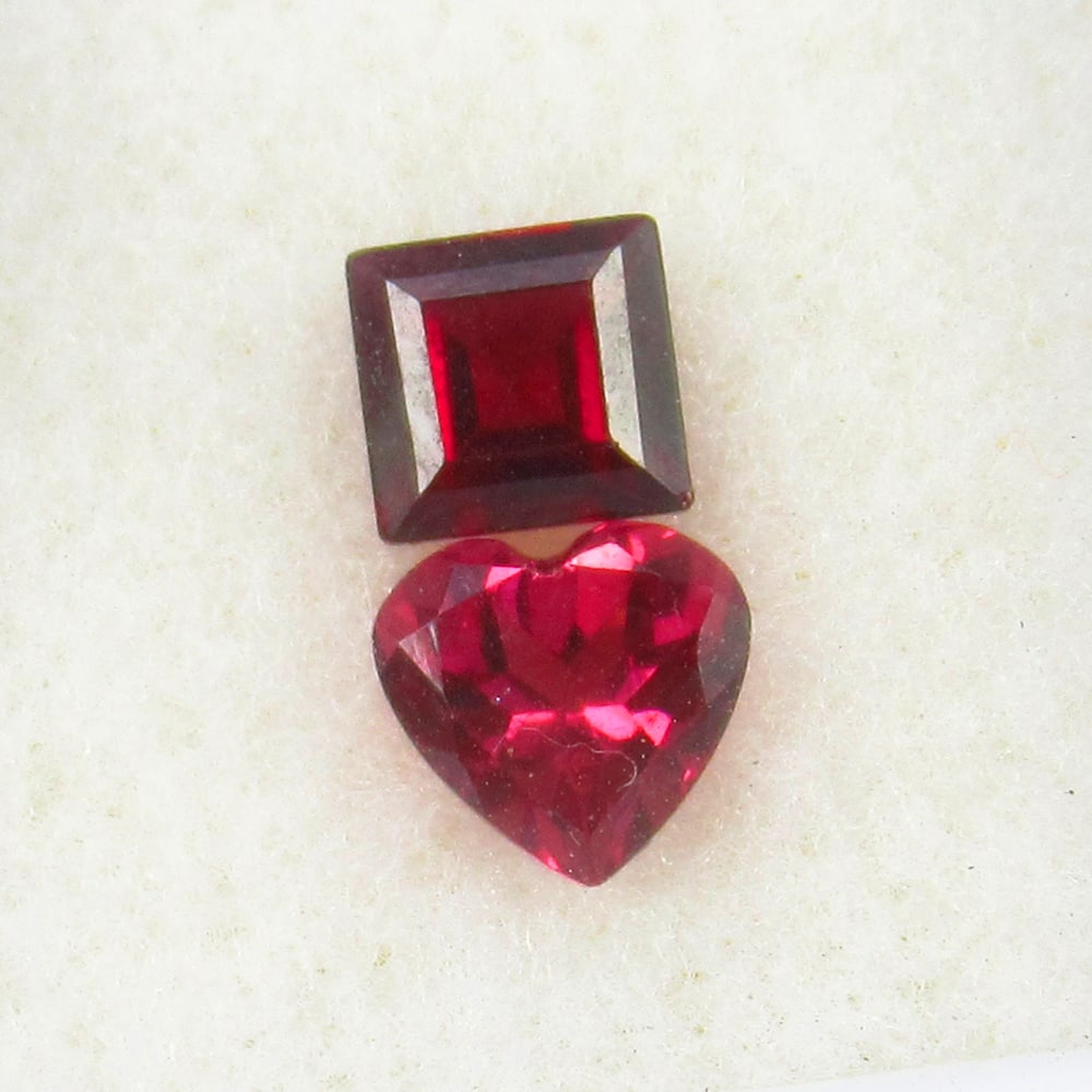 Natural Rhodolite Garnet Pair - 1.75 Ct: No Reserve! Title: Natural Rhodolite Garnet Pair - 1.75 Ct Origin: Mozambique Weight:1.75 Size/Dimensions: 5.0x5.0 & 6.0x6.0 mm Description: Pieces : 2 No's / Shape : Heart & Square Cut / Color : Purp