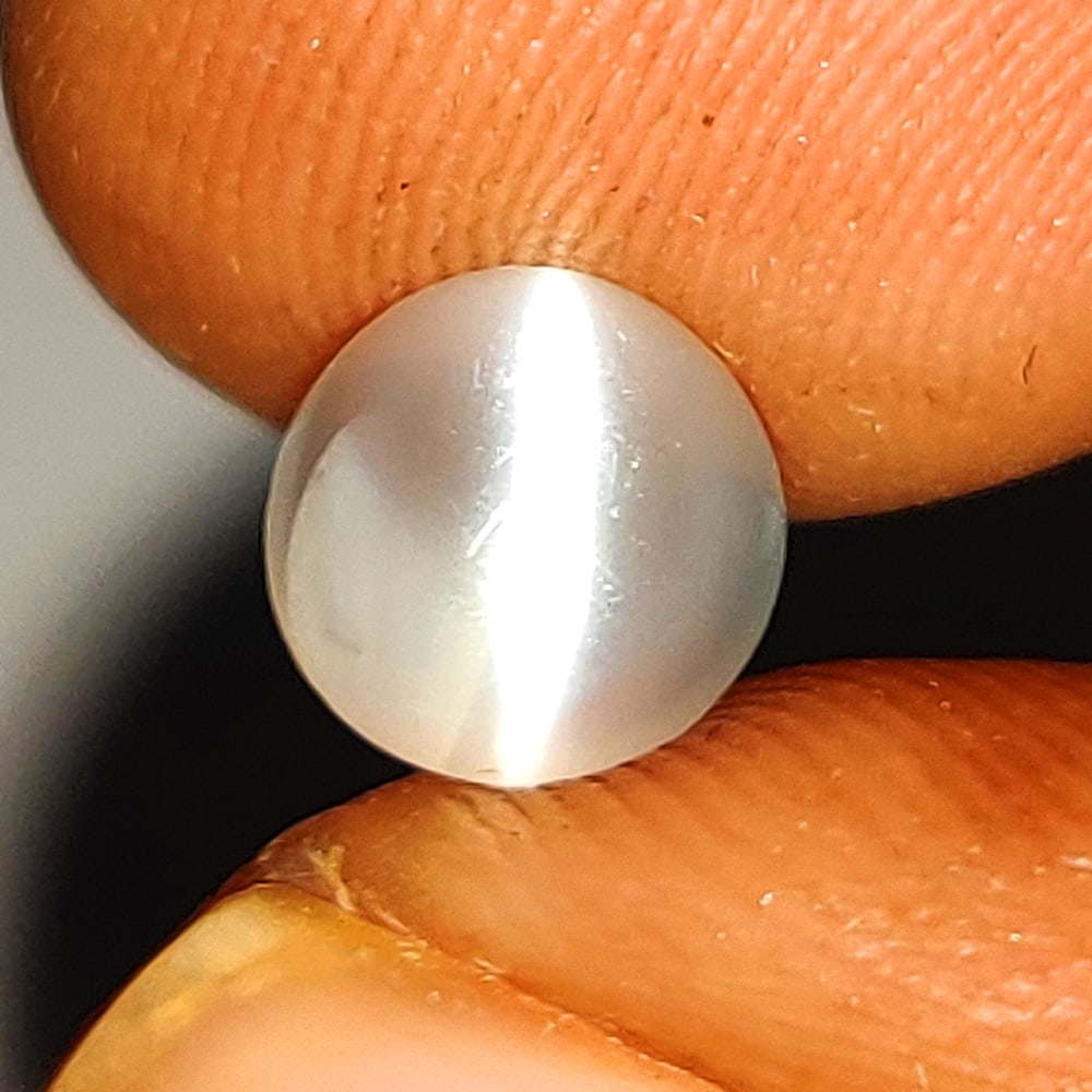 1.01 Ctw Natural Moonstone Round Cab: No Reserve! Title: 1.01 Ctw Natural Moonstone Round Cab Stone Clarity: Transparent Gemstone:Natural Moonstone Carat Weights: 1.01 Size/Dimensions: 6.40 x 6.40 x 3.80 mm Additional Info:Round Cab / Ori