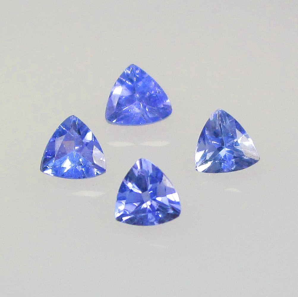 0.55 Ctw Natural Tanzanite Trillion Set: No Reserve! Title: 0.55 Ctw Natural Tanzanite Trillion Set Stone Clarity: VVS Gemstone:Natural Tanzanite Carat Weights: 0.55 Size/Dimensions: 3.2x2.0 - 3.3x2.3 mm / 4 Pc's Additional Info:Top Quality 