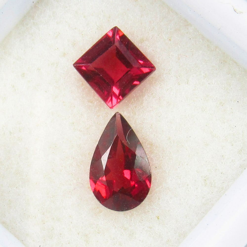 Natural Rhodolite Garnet Pair - 1.67 Ct: No Reserve! Title: Natural Rhodolite Garnet Pair - 1.67 Ct Origin: Mozambique Weight:1.67 Size/Dimensions: 5.0x5.0 & 8.0x5.0 mm Description: Pieces : 2 No's / Shape : Pear & Square Cut / Color : Purpl