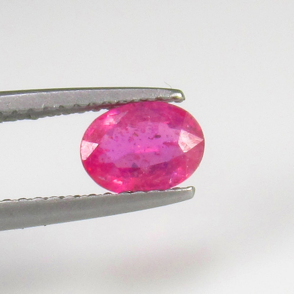 Natural Pinkish Red Ruby - 0.98 Ct (1 of 2)
