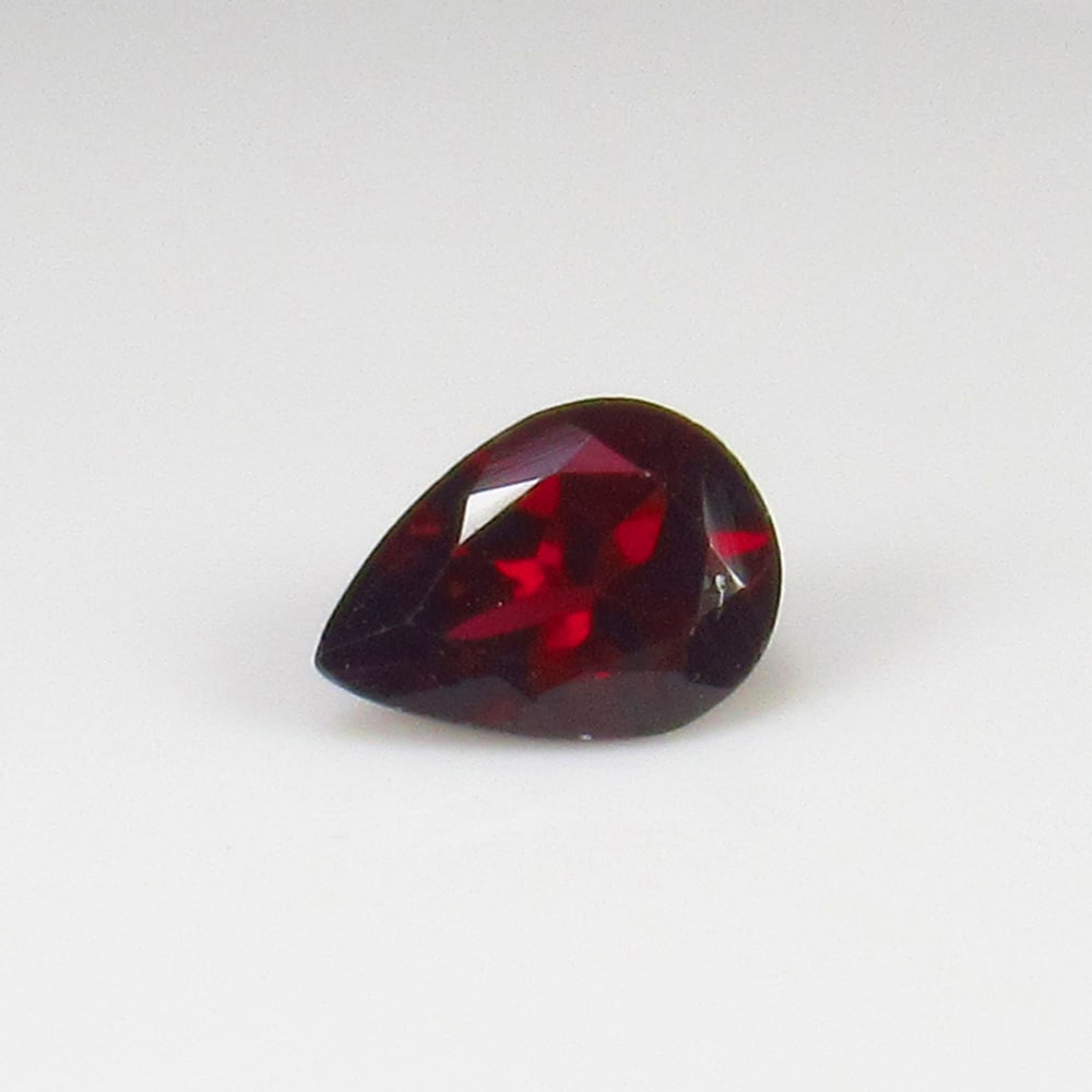 Natural Rhodolite Garnet - 1.34 Ct: No Reserve! Title: Natural Rhodolite Garnet - 1.34 Ct Origin: Mozambique Weight:1.34 Size/Dimensions: 8.0 x 6.0 x 4.0 mm Description: Pieces : 1 No's / Shape : Pear Cut / Color : Purplish Pink / Clari