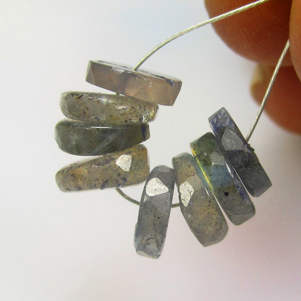 9.67 Ctw Natural 8 Labradorite Round Beads: No Reserve! Title: 9.67 Ctw Natural 8 Labradorite Round Beads Stone Clarity: Opaque Gemstone:Natural Labradorite Beads Carat Weights: 9.67 Size/Dimensions: 7.50 - 7.90 mm / 8 Pc's Additional Info:Exce