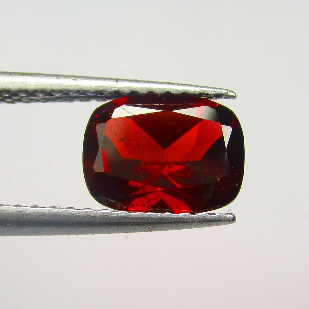 1.68 Ctw Natural Rhodolite Garnet Cushion Cut: No Reserve! Title: 1.68 Ctw Natural Rhodolite Garnet Cushion Cut Stone Clarity: VVS Gemstone:Natural Rhodolite Garnet Carat Weights: 1.68 Size/Dimensions: 8.00 x 6.10 x 3.80 mm Additional Info:Purplis