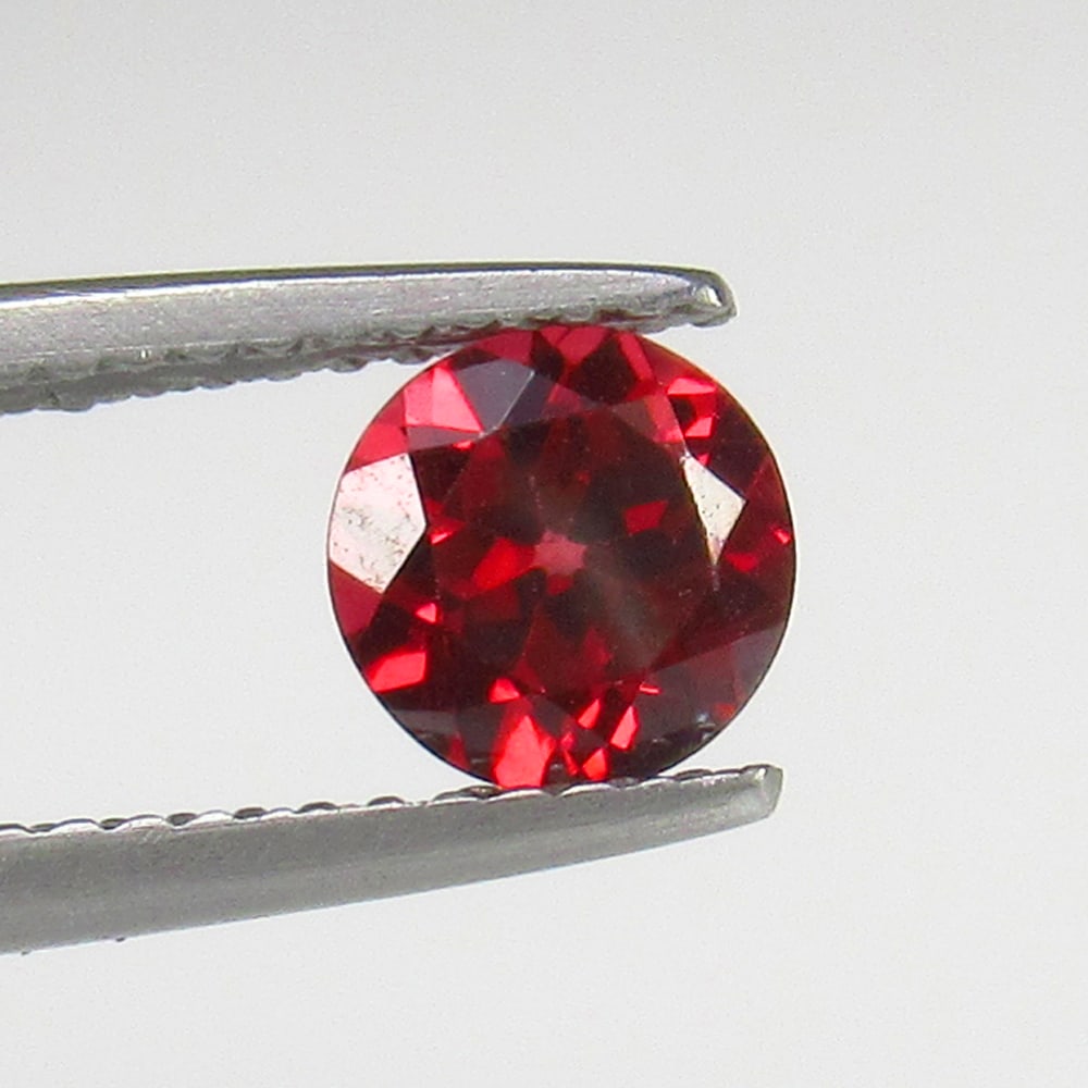 Natural Rhodolite Garnet - 0.95 Ct: No Reserve! Title: Natural Rhodolite Garnet - 0.95 Ct Origin: Mozambique Weight:0.95 Size/Dimensions: 6.0 x 6.0 x 3.5 mm Description: Pieces : 1 No's / Shape : Round Cut / Color : Purplish Pink / Clar