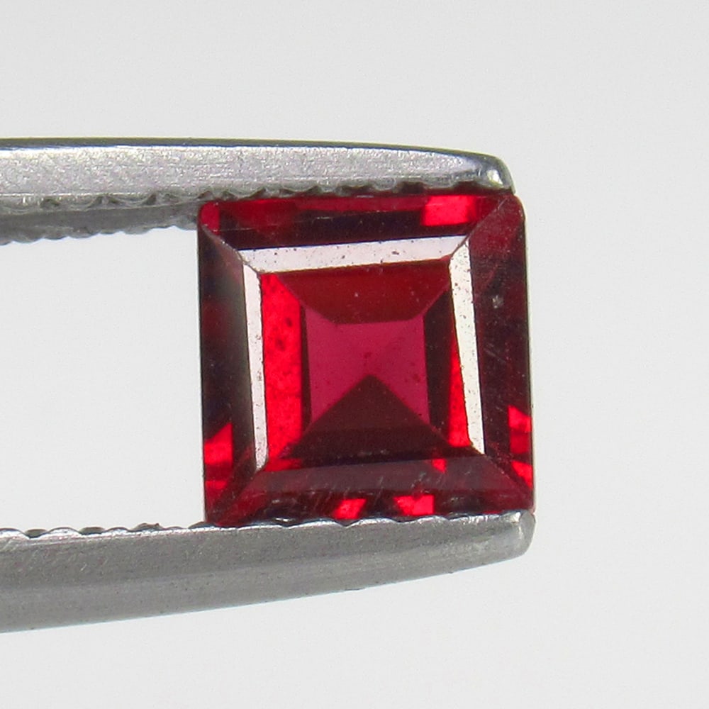 Natural Rhodolite Garnet - 0.92 Ct: No Reserve! Title: Natural Rhodolite Garnet - 0.92 Ct Origin: Mozambique Weight:0.92 Size/Dimensions: 5.0 x 5.0 x 3.2 mm Description: Pieces : 1 No's / Shape : Square Cut / Color : Purplish Pink / Cla