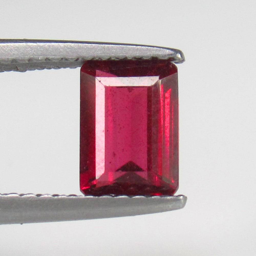 Natural Rhodolite Garnet - 1.34 Ct: No Reserve! Title: Natural Rhodolite Garnet - 1.34 Ct Origin: Mozambique Weight:1.34 Size/Dimensions: 7.0 x 5.0 x 3.0 mm Description: Pieces : 1 No's / Shape : Octagon Cut / Color : Purplish Pink / Cl