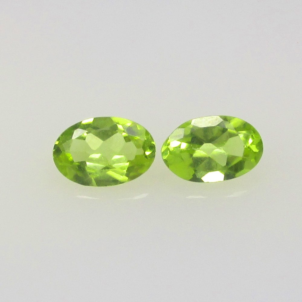 0.89 Ctw Natural Pakistan Peridot Oval Pair: No Reserve! Title: 0.89 Ctw Natural Pakistan Peridot Oval Pair Stone Clarity: VVS Gemstone:Natural Peridot Carat Weights: 0.89 Size/Dimensions: 6.00 x 3.90 x 2.60 mm / 2 P'cs Additional Info:Top Class
