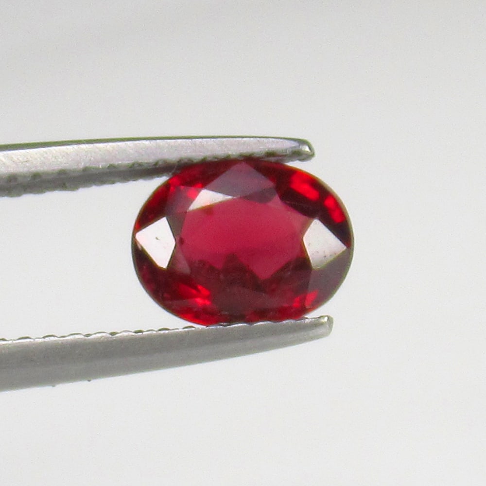 Natural Rhodolite Garnet - 1.54 Ct: No Reserve! Title: Natural Rhodolite Garnet - 1.54 Ct Origin: Mozambique Weight:1.54 Size/Dimensions: 7.7 x 6.0 x 3.6 mm Description: Pieces : 1 No's / Shape : Oval Cut / Color : Purplish Pink / Clari