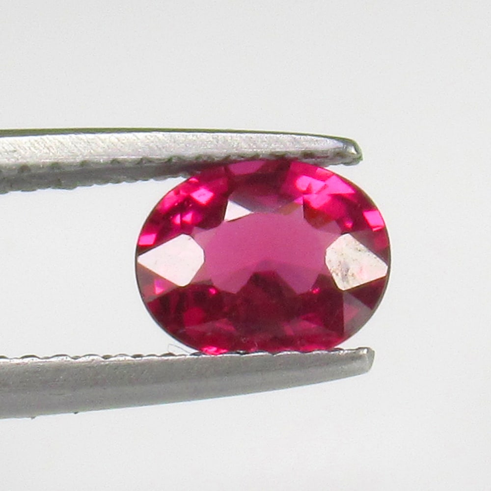 Natural Rose Garnet - 1.26 Ct: No Reserve! Title: Natural Rose Garnet - 1.26 Ct Origin: Mozambique Weight:1.26 Size/Dimensions: 8.3 x 5.8 x 3.5 mm Description: Pieces : 1 No's / Shape : Oval Cut / Color : Rose / Clarity : Transpare