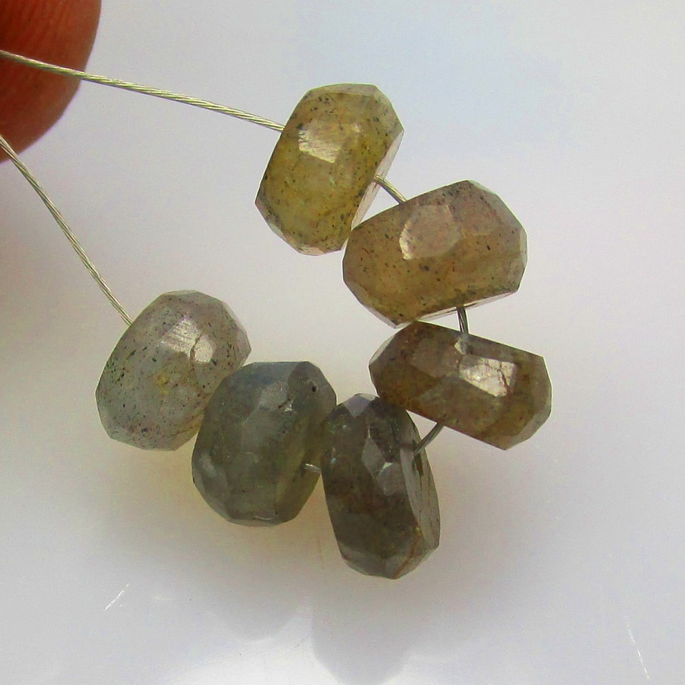 8.92 Ctw Natural 6 Labradorite Round Beads: No Reserve! Title: 8.92 Ctw Natural 6 Labradorite Round Beads Stone Clarity: Opaque Gemstone:Natural Labradorite Beads Carat Weights: 8.92 Size/Dimensions: 7.00 - 7.50 mm / 6 Pc's Additional Info:Exce